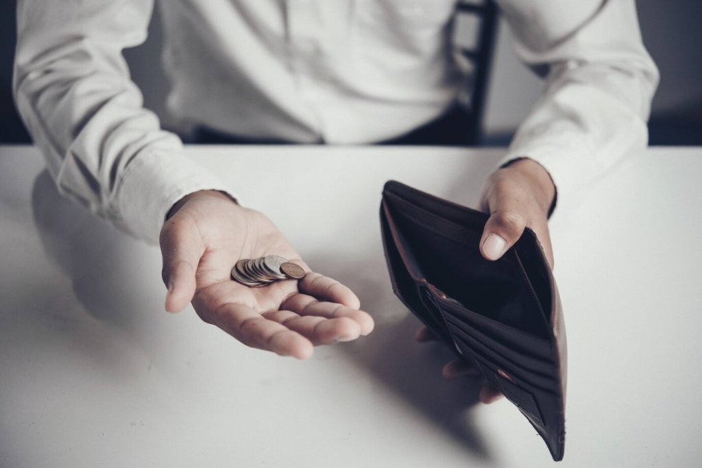 businessman-saving-money_1150-5974.jpg монеты