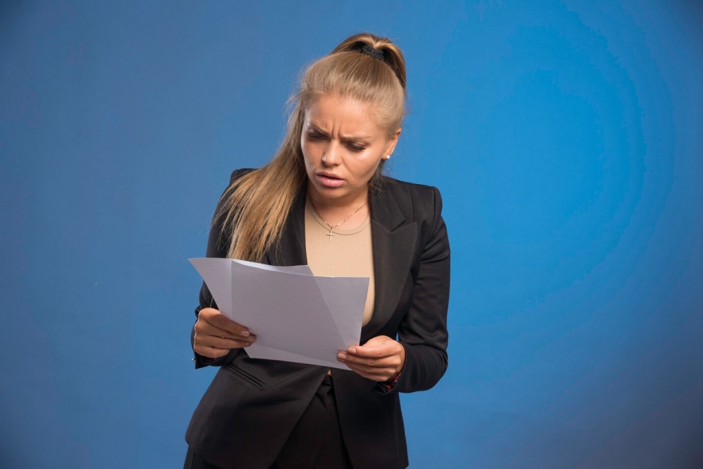 female-employee-checking-paper-documents_114579-15082.jpg голубой фон